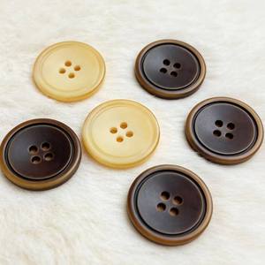 Botones de cuerno de buey y vaca, los más vendidos, utilizados para chaquetas y pantalones de traje donde se desea un aspecto natural, mate o pulido. - Product Image 4