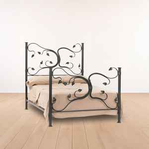 Estructura de Cama de Hierro con Detalles Curvos Ornamentales, Construcción Resistente y Muebles de Dormitorio Tradicionales Sofisticados - Product Image 1