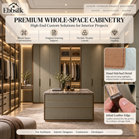 Système de dressing en cuir sur mesure avec îlot de rangement vitré pour projets d'aménagement intérieur de villas de luxe