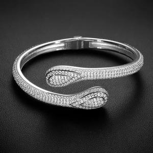 กำไลข้อมือแบบเปิดรูปทรงหยดน้ำประดับเพชรทองคำขาว 14K  ฝังเพชรเต็มวงแบบไมโครเพฟ - Product Image 3