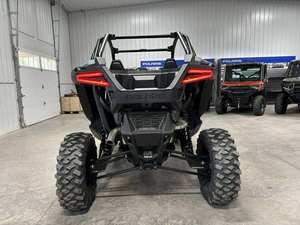 RZR Pro XP Sport i 4x4 EFI Sport UTV Side by Side 4 temps Véhicule tout-terrain EPS Robuste pour utilisation en ranch et en zone montagneuse - Product Image 3