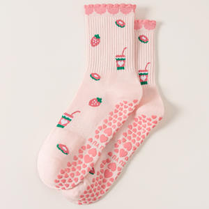 Chaussettes de Pilates et de Yoga pour femmes, style basique personnalisé, antidérapantes, avec design jacquard et bord à volants, motif jacquard fraise pastel - Product Image 1