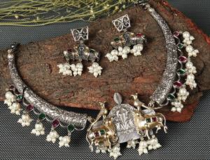 Parure de collier et boucles d'oreilles bohème en laiton plaqué or et argent antique bicolore, ornée d'éléphants et de pierres d'onyx, pour mariée et femme - Product Image 4