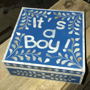 Mini boîte décorative artisanale de style indien avec incrustations traditionnelles en nacre, réalisée par des artisans indiens - Product Image 2
