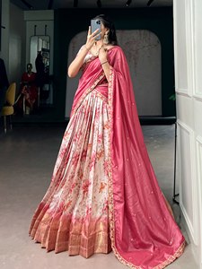Conjunto de lehenga choli con estampado floral de diseñador y tejido Zari, con dupatta, elegante para fiestas. - Product Image 2
