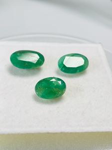 Esmeralda Zambiana Natural, Corte Ovalado, 3.62 CTS, Color Verde Premium, Excelente Brillo, Gema de Calidad Fina, Espécimen de Colección IGI - Product Image 2