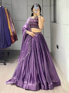 Ensemble Lehenga Choli plissé Fendy de qualité supérieure avec blouse ornée de perles, pompons et dupatta élégant pour mariée - En vente - Product Image 5