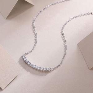 Collar de Oro Blanco con Barra de Diamantes Curvada – Colgante Horizontal de Diamantes con Corte Brillante Redondo – Joyería Minimalista con Diamantes - Product Image 4