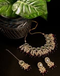 Ensemble de bijoux traditionnels Kundan en alliage de zinc plaqué or pour femme, collier et boucles d'oreilles pendantes en perles couleur vin foncé, pour mariée, vente en gros - Product Image 3