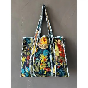 Bolso Tote Acolchado de Algodón con Estampado Floral, Bolso de Viaje Hecho a Mano para Fin de Semana - Product Image 5