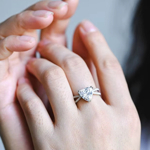 Anillo Clásico de Dos Bandas con Moissanita de 2CT, Corte Trillón, Media Pavé, Plata 925 Original, Regalo de Cumpleaños y Aniversario para Amigos - Product Image 2