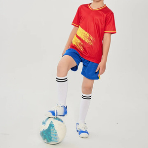 Conjunto de camiseta de fútbol con estampado de bandera roja y amarilla para niños, uniforme de poliéster de manga corta con cuello en V que absorbe la humedad, ropa para niños para todas las estaciones - Product Image 3