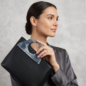 Poignée de sac personnalisée en résine écologique irrégulière, accessoire de mode artistique, noir avec motif marbré bleu - Product Image 1