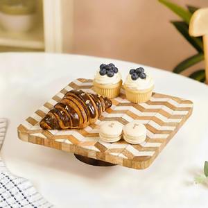Support à gâteau carré en bois fait main avec incrustation motif chevrons, plateau de service de luxe en bois pour desserts et pâtisseries, idéal pour mariages et fêtes - Product Image 1