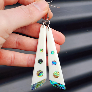 ต่างหูแบบห้อยทำมือ ดีไซน์ดั้งเดิม งานฝีมือจากวัสดุธรรมชาติ - Product Image 5