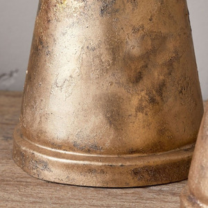 Ajoutez une touche de charme festif avec ce trio d'arbres de Noël rustiques en forme de cône dorés, décorés de étoiles, parfaits pour la décoration de table des fêtes. - Product Image 5
