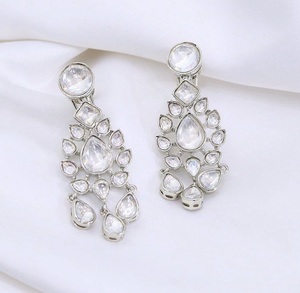 Pendientes Elegantes de Latón Chapado en Oro con Circonitas, Diseño Moderno, para Fiestas y Eventos Nocturnos, Colección de Moda - Product Image 3