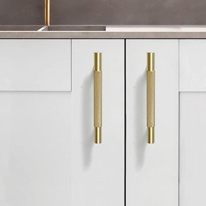 Las manijas de latón para puertas mejoran la durabilidad general de los sistemas de herrajes para puertas, reduciendo el ruido y la vibración durante el funcionamiento. - Product Image 4