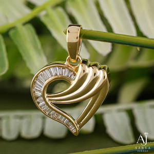 AARVA JEWELS Colgante de Corazón de Plata de Ley 925 con Moissanita Baguette Engastada en Bisel, Joyería Unisex Temática de Compromiso Estilo Hiphop - Product Image 1