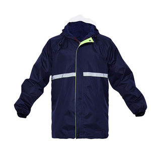 Herren Regenanzug in Marineblau mit reflektierenden Streifen, Kapuzenjacke und Hosen-Set, wasserdichte Outdoor-Bekleidung. - Product Image 4