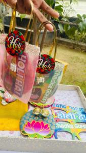 Panier-cadeau Holi coloré et festif avec accessoires variés, panier-cadeau Holi soigneusement sélectionné, sacs Potli en filet - Product Image 2