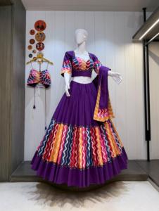 Conjunto de Lehenga Choli Reversible con Estampado Geométrico Rojo para Mujer, con Dupatta, Cuello Pronunciado, Ribete en Contraste, Largo hasta el Suelo, para Bodas y Diwali - Product Image 6