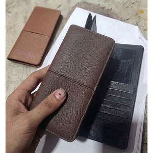 Portefeuille long en cuir texturé Saffiano pour homme avec plusieurs emplacements pour cartes et fenêtre transparente pour carte d'identité, disponible en plusieurs couleurs - Product Image 1