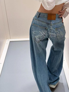 Jean large à poches arrière en strass, devant plat, motif graphique scintillant, denim délavé, coupe ample pour femme, été, vente en gros - Product Image 4