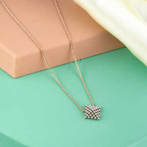 Pendentif carré en diamant de laboratoire dans un or massif 18 carats, style luxueux - Product Image 1