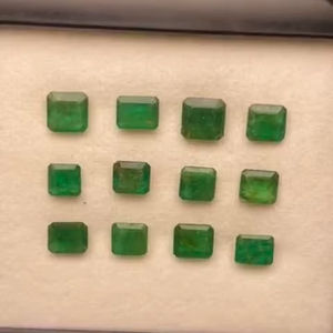 มรกตธรรมชาติทรงเหลี่ยมจากแซมเบีย 12 เม็ด คุณภาพเกรด AAA ความเงางามเยี่ยม สีเขียวสวยงาม ขัดและเจียระไนอย่างสมบูรณ์แบบ - Product Image 2