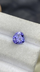 Pierre naturelle certifiée Tanzanite Zoisite naturelle taille cœur 8 MM avec excellente couleur et lustre, 1,84 carat, nette à la loupe - Product Image 2