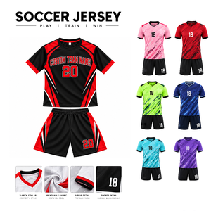 Ensemble de maillot de football noir et rouge, blocs de couleur, sublimé, anti-humidité, 100% polyester, manches courtes, coupe classique pour homme - Product Image 3