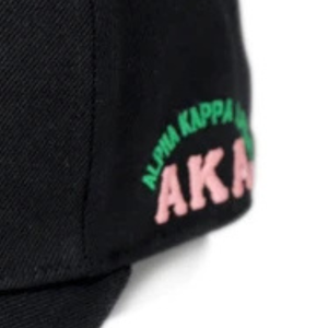 Casquette de baseball noire brodée, ajustable, à visière incurvée, avec patch crête coloré, pour un style décontracté et urbain. - Product Image 5