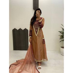 Combinaison de fête de créateur avec Dupatta fantaisie pour occasions spéciales - Product Image 3