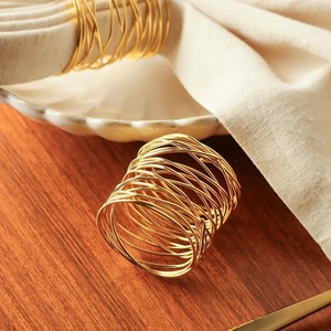 ชุดแหวนรัดผ้าเช็ดปากรูปใบแปะก๊วยสีทองหรูหรา สำหรับตกแต่งโต๊ะอาหารอย่างเป็นทางการ ที่วางผ้าเช็ดปากลายใบแปะก๊วยสีทองเมทัลลิกสุดหรู - Product Image 2