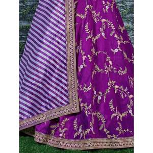 Lehenga Choli de Seda de Morera Bordado en Color Morado para Boda - Product Image 2