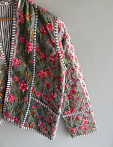 Veste matelassée florale pour femme, style bohème, ouverte sur le devant, rembourrée, manches longues, poches plaquées, vêtement d'extérieur décontracté, cadeau pour elle - Product Image 5