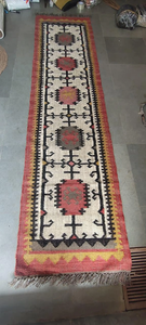 Tapis de couloir en laine et jute tissé à la main, rouge, ivoire, noir, motif géométrique tribal, kilim, bohème, style sud-ouest, avec franges, sur mesure - Product Image 3