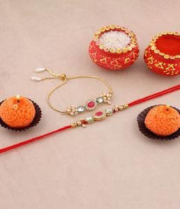 Rakhi y Pulsera de Diseño con Perlas Kundan, Joyería Hecha a Mano con Hilo Ajustable, Regalo Perfecto para Hermanos en Raksha Bandhan - Product Image 1