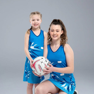 Nuevos uniformes de netball sublimados para mujer, de alta calidad, personalizados para equipos, con cuello en V, línea A, conjuntos de netball para niñas, los más vendidos. - Product Image 2