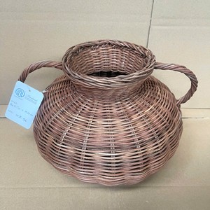 Solution merveilleuse pour la décoration intérieure : un vase-urne en rotin rustique et charmant, provenant du Vietnam. - Product Image 1