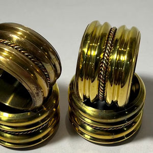 Porte-serviettes élégant en métal plaqué or pour la décoration de table de dîner formelle - Product Image 1