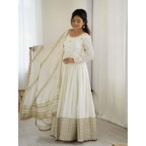 Hermoso Vestido Anarkali Modesto para Bodas con Pantalón y Dupatta para Fiestas y Ocasiones Especiales - Product Image 1