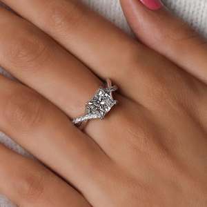 Bague en argent 925 véritable pour femme, avec moissanite taille princesse et motif vague torsadée, cadeau charmant pour anniversaire, pour partenaire - Product Image 1