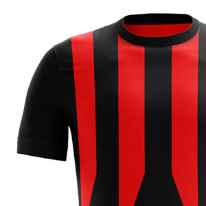 เสื้อฟุตบอลคอวีผู้ชาย สีแดงดำ สำหรับฤดูร้อน ผลิตจากโพลีเอสเตอร์ 100% ทรงปกติ ระบายเหงื่อได้ดี พิมพ์ลายแบบ Sublimation  รับสกรีนชื่อทีม - Product Image 5
