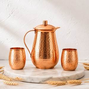 Ensemble de carafe à eau en cuivre pur martelé, de forme ventrue, fabriqué à la main, avec 2 verres courbés - Product Image 1