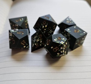 Jeu de dés en résine faits à la main, dés polyédriques aux couleurs transparentes, designs personnalisés pour jeux de société - Product Image 3