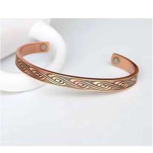 Brazalete Unisex Elegante Hecho a Mano con Cobre y Latón, Joyería de Primera Calidad con Grabado, Brazaletes de Moda - Product Image 1