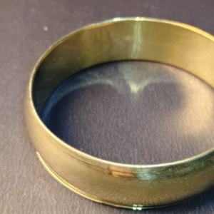 Brazalete Clásico de Latón Pulido de Alta Calidad - Brazalete Minimalista Versátil en Tono Dorado - Calidad Premium, Sin Costuras, Pulido a Mano - Product Image 4