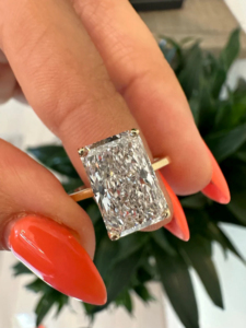 Anillo de Diamante Corte Radiante en Oro Amarillo, Diseño Solitario Elegante, Brillo Brillante, Joyería Fina de Lujo, Anillo de Compromiso para Mujer - Product Image 3